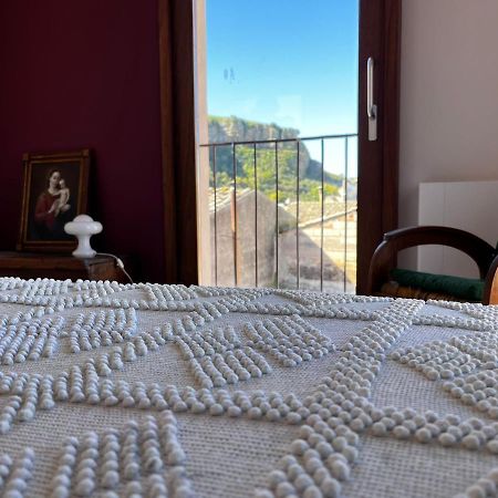 Palazzo Triolo - Dimora Di Charme Bed & Breakfast Corleone Bagian luar foto