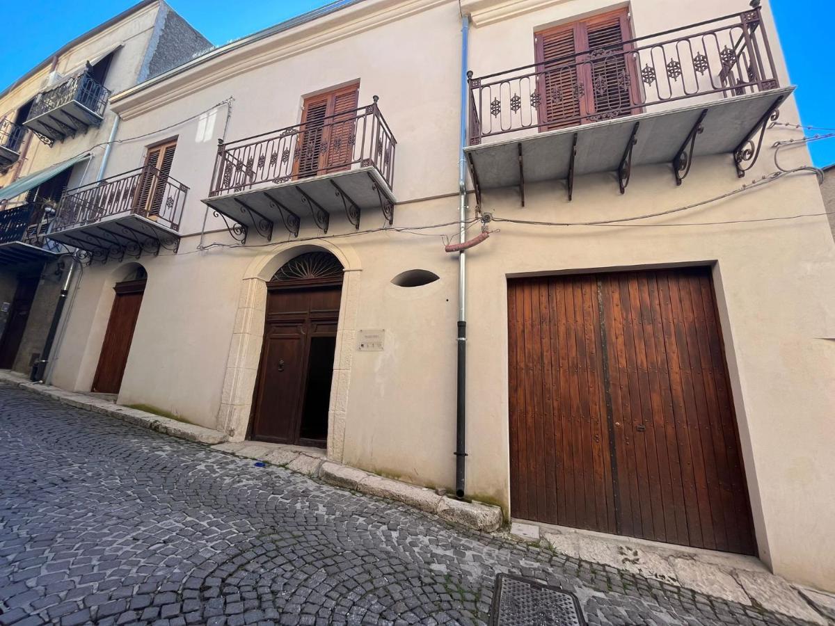 Palazzo Triolo - Dimora Di Charme Bed & Breakfast Corleone Bagian luar foto